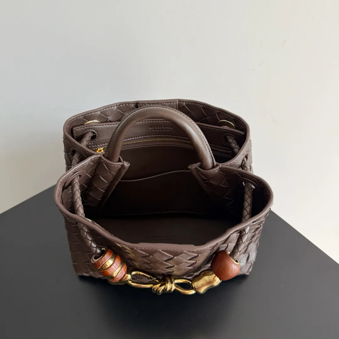 The new Andiamo batch of 3060 BV is shipped‼ ️The classic intercciato weaving process is used to create a soft bag, the metal knot is made of micro-cast aluminum using jewelry technology🪢, and the decorative beads are made of metal and hand-polished oak, allowing you to jump repeatedly between elegance and fun💃, making it unpredictable. Classic and versatile, it shows off your temperament, and the bag has a large capacity, making it very convenient for daily commuting! It has a variety of carrying methods, the shoulder straps can be adjusted by yourself, the original lambskin feels soft and delicate, and the unisex style breaks gender boundaries and brings a more practical and long-lasting use experience. The Andiamo, which has both elegant and casual styles, perfectly interprets the "fashionable old money style". Style number: 743568+wood hardware Color: candy brown Size: 25*22*10.5cm